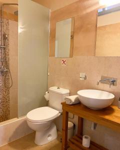 ein Bad mit einem WC und einem Waschbecken in der Unterkunft Casa Antica in Rhodos (Stadt)