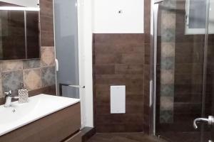 La salle de bains est pourvue d'un lavabo et d'une douche. dans l'établissement Casa Venere, à Oliveto Citra