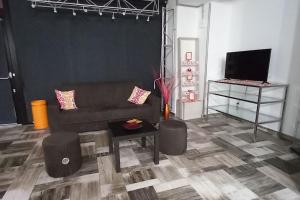 - un salon avec un canapé et une télévision dans l'établissement Casa Venere, à Oliveto Citra