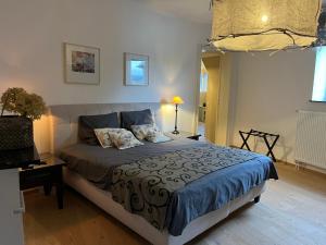een slaapkamer met een bed, een bureau en een televisie bij Les Terrasses de Sax in Dinant