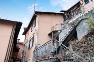 un edificio con escaleras y balcones en un lateral en casa di nonno Pietro, en Pieve di Teco