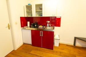 O bucătărie sau chicinetă la FullHouse - Leipzig - Nord6 - Jungle Apartment