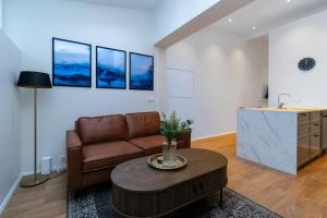 sala de estar con sofá y mesa de centro en Ranargata - Central One Bedroom Apartment, en Reikiavik
