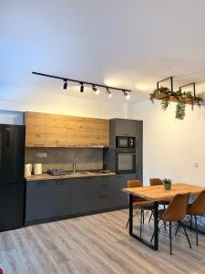 une cuisine avec une table en bois et une salle à manger dans l'établissement Green Escape Mavrovo, à Mavrovo