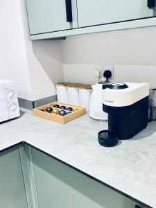 um balcão de cozinha com uma caixa de donuts em Dover Castle Luxury Apartments em Kent