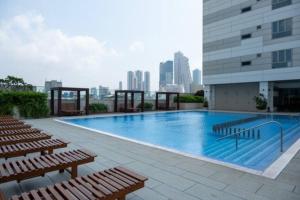 uma grande piscina no topo de um edifício em Luxe CL em Colombo