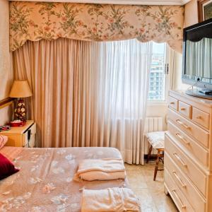 1 dormitorio con 1 cama, vestidor y ventana en Beachfront Nautical Apartment, en Benimagrell