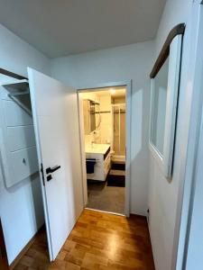 ein Badezimmer mit einer weißen Tür und einem Waschbecken in der Unterkunft Reinkommen und wohlfühlen in Meerane