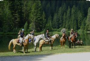 een groep mensen op paarden bij een meer bij Andro in Chamonix-Mont-Blanc