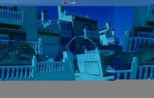 widok na budynek ze zjeżdżalnią wodną w obiekcie 3 Bedroom Lovely Home In Orihuela Costa w mieście Cabo Roig