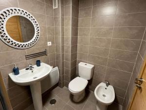 bagno con lavandino, servizi igienici e specchio di Cardenas Home Agata a Santa Fe