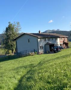 une maison avec une grande pelouse devant elle dans l'établissement Schwantlernegg Gais, Möblierung folgt, à Gais
