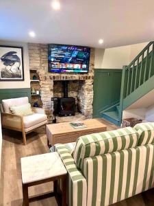 un soggiorno con due divani e un camino di Quaint Cotswold Cottage a Chipping Norton