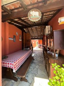 1 dormitorio con 1 cama con manta roja y blanca a cuadros en Dom Pedrito Apart Hotel en Florianópolis