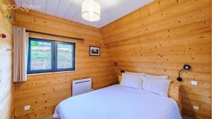 Cottage 2 chambres - Chalet climatisé pour 4 객실 침대