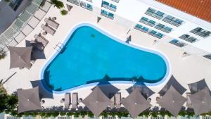 Swimmingpoolen hos eller tæt på Apartment Edra Garden resort C326