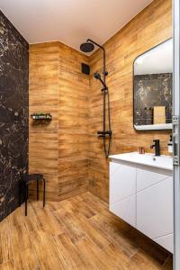 bagno con lavandino e doccia di Apollo Apartment close to Medical University a Plovdiv