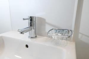 ein Waschbecken mit einem Wasserhahn darüber in der Unterkunft Pass the Keys Lincoln room at Tavmar Apartments in Lincoln