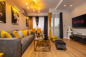un soggiorno con divano e TV di Apollo Apartment close to Medical University a Plovdiv