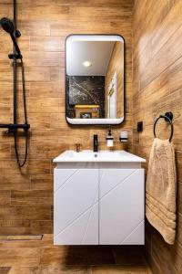 bagno con lavandino bianco e specchio di Apollo Apartment close to Medical University a Plovdiv