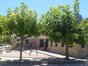 Zona de juegos infantil en Camping Alberg Municipal Tivissa