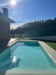 - une piscine dans l'arrière-cour d'une maison dans l'établissement Casa Serra dos Picos - Casa de Ferias, Braga, à Braga