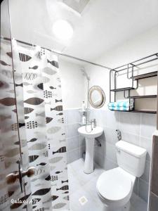 uma casa de banho com um WC e um lavatório em Seo staycation em Lapu Lapu City