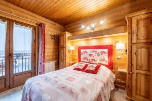 - une chambre avec un lit dans une cabane en bois dans l'établissement Gîte Colomban, à Thônes