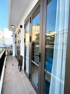 - un balcon avec des portes coulissantes en verre dans un bâtiment dans l'établissement Alley Homestay Sai Gon, à Hô-Chi-Minh-Ville