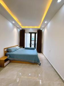- une chambre avec un lit dans l'établissement Alley Homestay Sai Gon, à Hô-Chi-Minh-Ville