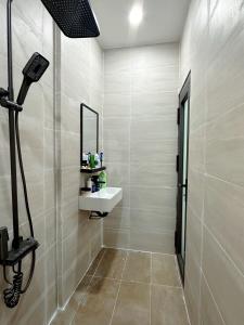 La salle de bains est pourvue d'un lavabo et d'un miroir. dans l'établissement Alley Homestay Sai Gon, à Hô-Chi-Minh-Ville
