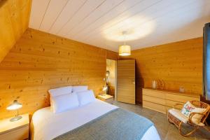Un pat sau paturi într-o cameră la Cottage 3 chambres - Chaleureux chalet pour 6