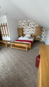 a bedroom with two beds in a room at Pension La Viorel Isaila in Sibiu