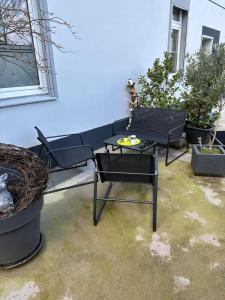 un patio con divano, tavolo e sedie. di Ferienhaushälfte Knobloch a Oberhausen