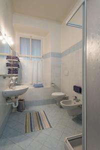 a bathroom with two sinks and a toilet at Palazzina GiardinoLago in Gravedona