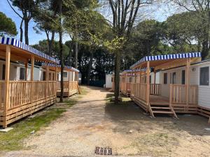 una fila di case modulari parcheggiate l'una accanto all'altra di Albatross Mobile Homes on Camping Laguna Village a Porto Falconera