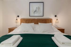 ボーヒニにあるVilla Poljeのベッドルーム1室(ベッド1台、白いタオル2枚付)