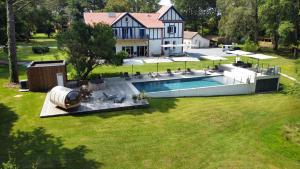 una vista aérea de una casa con piscina en Domaine Baruteau, en Soustons