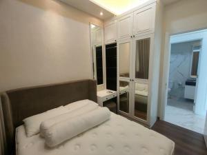 Een bed of bedden in een kamer bij super penthouse stmoritz apartment, lippomall puri indah