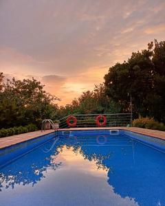 una piscina con reflejo del cielo en Casa Uma Turismo Rural, en Taboeja