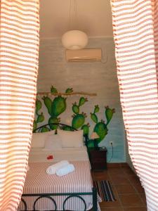 een slaapkamer met een bed met een cactusvormige muur bij AMPELIA KYTHIRA in Livadi