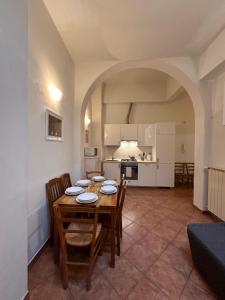 jadalnia i kuchnia ze stołem i krzesłami w obiekcie A Due Passi Dall'Accademia we Florencji