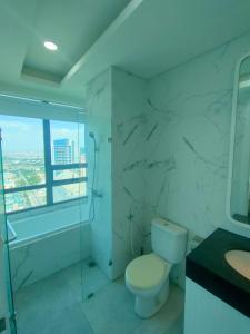 Een badkamer bij super penthouse stmoritz apartment, lippomall puri indah