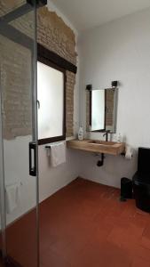 y baño con lavabo y espejo. en Apartamentos Jerez Siglo XIX, en Jerez de la Frontera