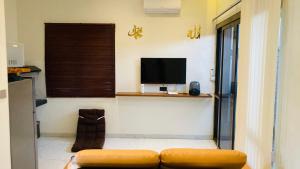 uma sala de estar com um sofá e uma televisão em Nata Villa Syariah close to Telkom em Bandung