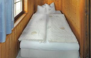 małe łóżko w pokoju z oknem w obiekcie Stunning Home In Untertilliach With 2 Bedrooms And Wifi w mieście Untertilliach