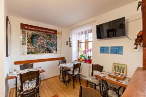 une salle à manger avec deux tables et un bar dans l'établissement Pension Nostalgie, à Český Krumlov