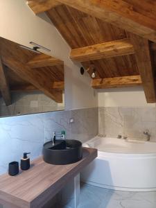 uma casa de banho com um lavatório e uma banheira em Colazione da Tiffany - Villa Bei Ricordi - B&B - Spa privata em Santa Lucia di Serino