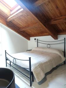 um quarto com uma cama e um tecto em madeira em Colazione da Tiffany - Villa Bei Ricordi - B&B - Spa privata em Santa Lucia di Serino
