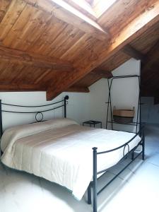 um quarto com uma cama e um tecto em madeira em Colazione da Tiffany - Villa Bei Ricordi - B&B - Spa privata em Santa Lucia di Serino